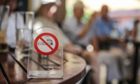 Εθνική Αρχή Διαφάνειας για καπνιστικές λέσχες: «Θα αφαιρεθούν άδειες καταστημάτων»