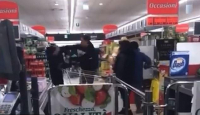 Πανικός για τον Κορωνοϊό: Ξύλο σε σουπερμάρκετ για λίγα τρόφιμα  (ΒΙΝΤΕΟ)