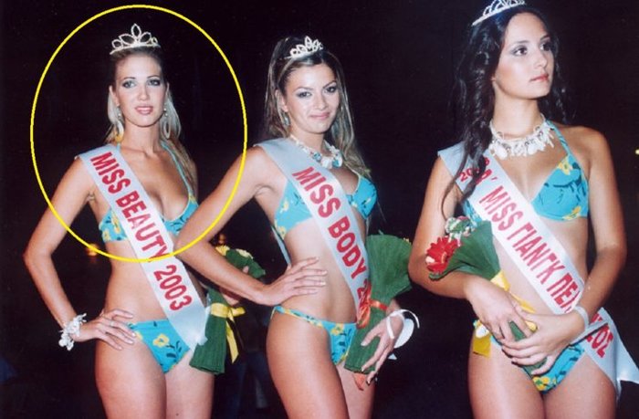 Αριστερά, η εστεμμένη Miss Beauty 2003