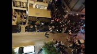 Συνωστισμός και ένταση έξω από take away τη νύχτα στη Θεσσσαλονίκη
